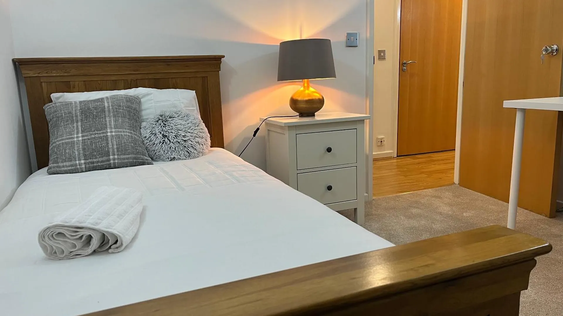 Pensión Roomzzz Near The Excel Exhibition Centre Royal Victoria O2 Arena Central London 24 Hour Self Check-In